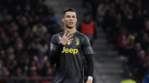 8Live đưa tin Chủ tịch Atletico đáp trả Ronaldo sau màn chế giễu giơ 5 ngón tay